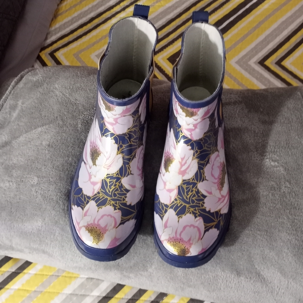 Women's Western Chief Classic Chelsea Boot  Floral. Size 10